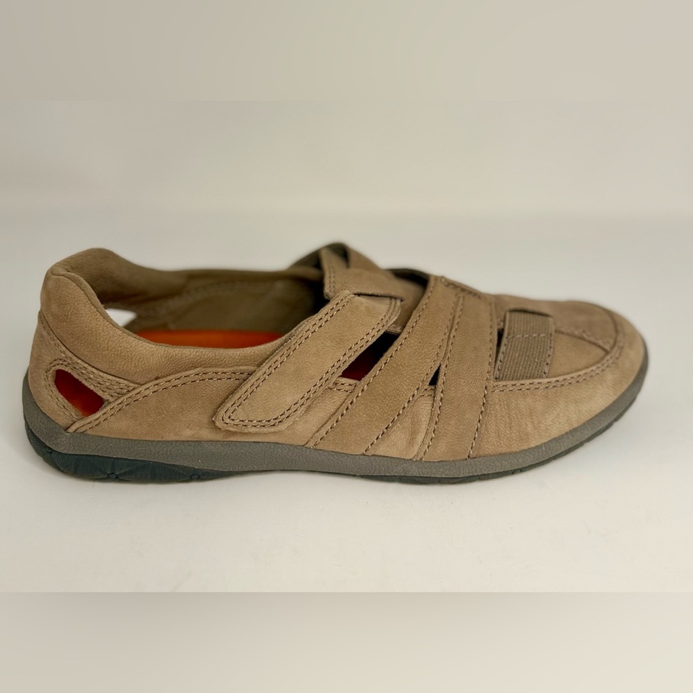 🌸CLARKS collection pre-owned women tan shoes. Size 7.5. WSLIPON06.
